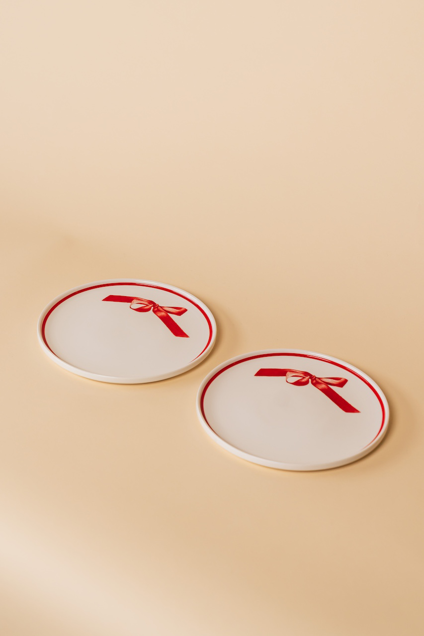 Red Curved Ribbon Plate Set