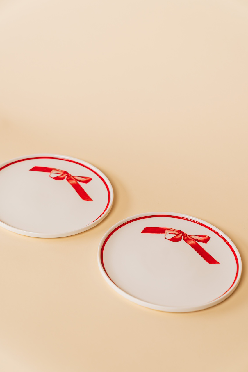 Red Curved Ribbon Plate Set