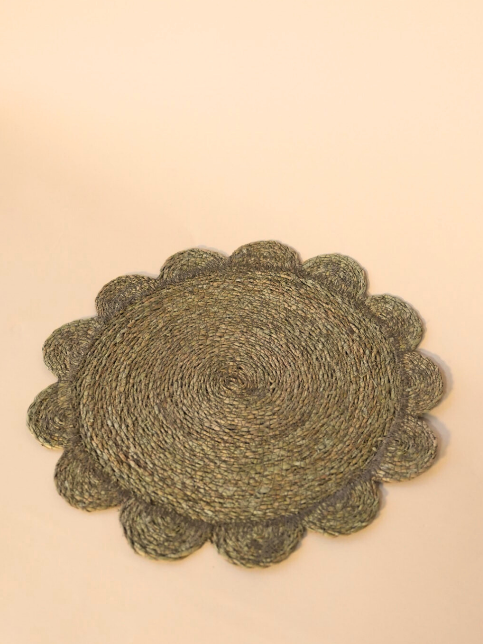 Round woven placemat with scalloped edge 