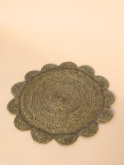 Round woven placemat with scalloped edge 