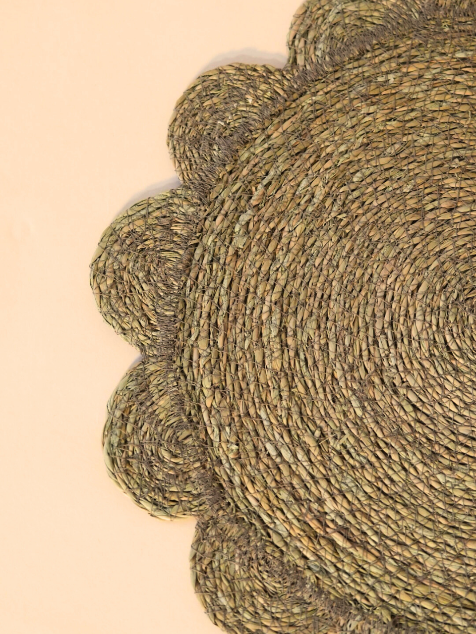 Green rattan floral shaped placemat