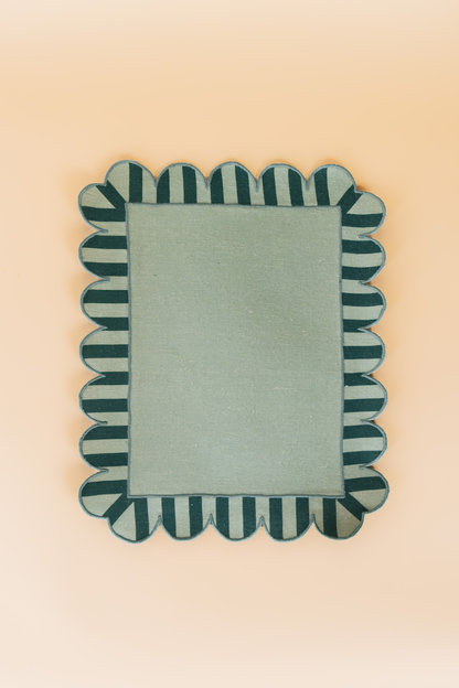 Jardin Embroidered Linen Scalloped Stripe Double-Sided Placemat in Green Set
