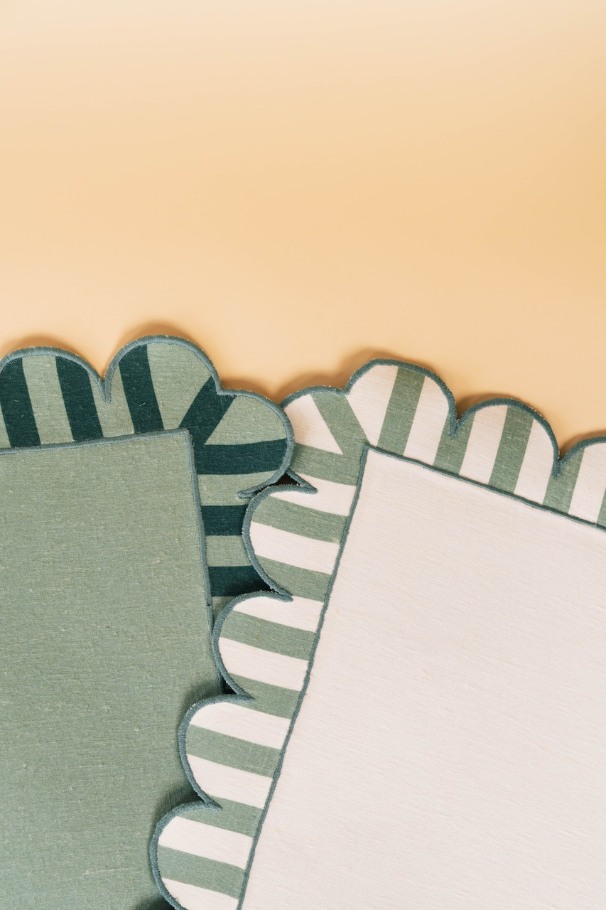 Jardin Embroidered Linen Scalloped Stripe Double-Sided Placemat in Green